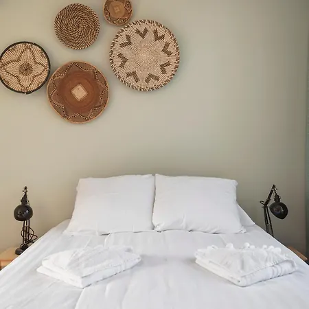 Bed & 023 *